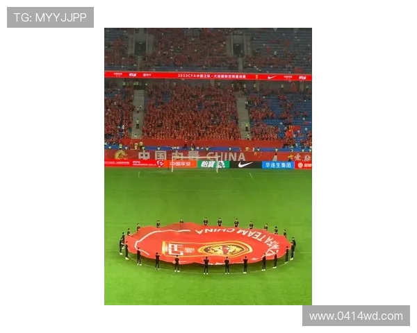 记者曝视频钟义浩现场观战海牛比赛进球后激动鼓掌庆祝