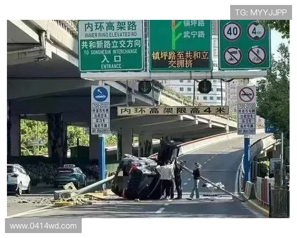 何塞普马丁内斯车祸现场双向单车道散落碎片事故引发交通拥堵